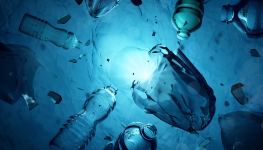 Plastflasker og avfall som flyter under vann i et blålig havmiljø, som illustrerer plastforurensning i havet.