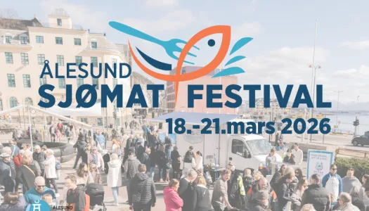 Reklamebanner for Ålesund Sjømatfestival med stor blå tekst «ÅLESUND SJØMAT FESTIVAL» og en oransje-blå logo som kombinerer en fisk og en gaffel. Under teksten står datoene «18.–21. mars 2026» i blått. Bakgrunnen viser et folkerikt byrom i Ålesund med boder og folk i en bygate foran lyse bygg og fjordlandskap på en klar dag.