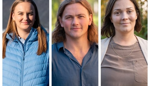 Tre personer står portrettert i hver sin ramme, fotografert utendørs i naturlig lys, med nøytrale ansiktsuttrykk og ulike bakgrunner av natur og vegetasjon.