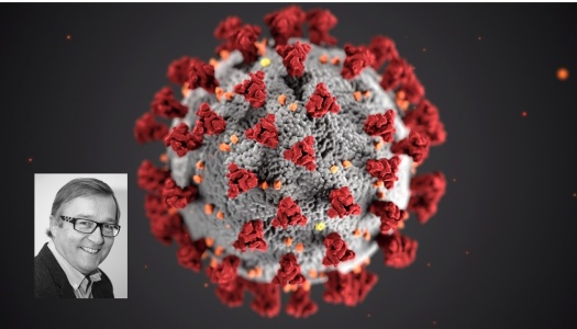 Illustrasjon av koronaviruset med røde pigger på en grå kuleformet overflate. Nederst til venstre er et innfelt svart-hvitt portrett av en mann.