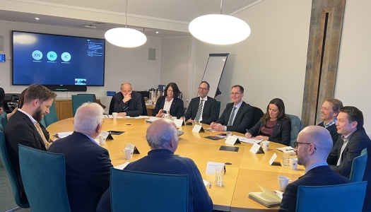 Deltakere samlet rundt møtebord under rundebordssamtalen om bærekraftig fôr ved UiT Norges arktiske universitet.