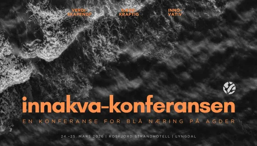 Plakat for Innakva-konferansen med sort-hvitt flyfoto av bølgeskum i bakgrunnen. Øverst står tre oransje ord med bindestreker: «VERDI­SKAPENDE», «BÆRE­KRAFTIG» og «INNO­VATIV». Midt på plakaten vises tittelen «innakva-konferansen» i stor oransje skrift, fulgt av undertittelen «En konferanse for blå næring på Agder». Nederst står arrangementets dato og sted i hvitt: «24.–25. mars 2026 | Rosfjord Strandhotell | Lyngdal». I nedre høyre hjørne er et lite hvitt rundt ikon med en stilisert gren mot en mørk bakgru