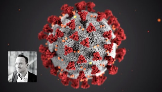 Illustrasjon av koronaviruset med røde pigger på en grå kuleformet overflate. Nederst til venstre er et innfelt svart-hvitt portrett av en mann.