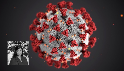 Illustrasjon av koronaviruset med røde pigger på en grå kuleformet overflate. Nederst til venstre er et innfelt svart-hvitt portrett av en kvinne.