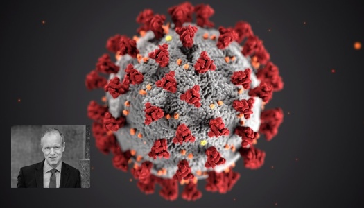 Portrett av en mann ved siden av en 3D-modell av koronaviruset. 