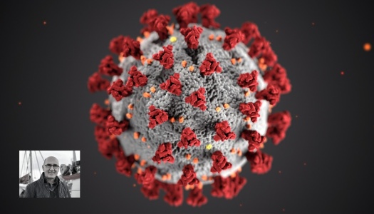 Illustrasjon av koronaviruset med røde pigger på en grå kuleformet overflate. Nederst til venstre er et innfelt svart-hvitt portrett av en mann.