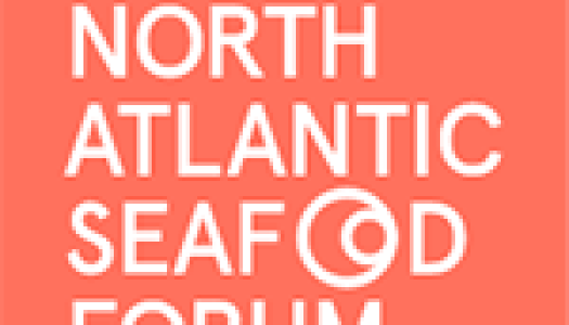 Korallfarget rektangulær bakgrunn med hvit blokktekst som danner «North Atlantic Seafood Forum» i fire linjer; O-ene i ordet «Seafood» går inn i hverandre som en stor O med en liten O inni.