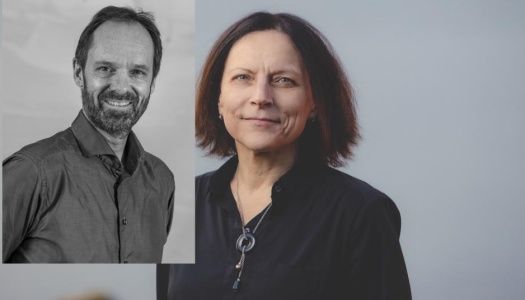 Portrett av en kvinne utendørs med grå bakgrunn. I venstre hjørne er et innfelt svart-hvitt portrett av en mann som smiler.