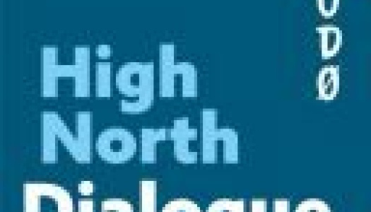 Logo med mørkeblå bakgrunn der teksten «High North Dialogue» står i hvitt i tre linjer, og ordet «Bodø» er plassert vertikalt langs høyre kant.