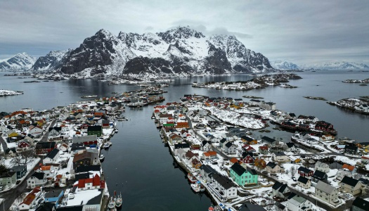 Vinter i et fiskevær, bosetning på begge sider av en vannet
