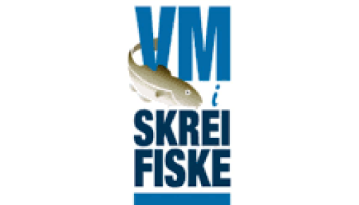 Vertikal logo for VM i skreifiske i Svolvær: øverst et blått stilisert tak eller båt, deretter store blå bokstaver «VM» med en grønn-gull skreifisk som svømmer diagonalt over M-en. Under står teksten «i SKREI FISKE» i hvitt på blå bakgrunn, og nederst «SVOLVÆR» i hvitt i en blå boks.