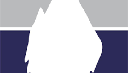 Hvit, stilisert fjell- eller isfjellform som deler en bakgrunn i to: den øvre delen er lys grå og den nedre mørk blå.