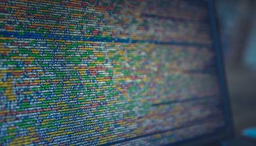 Nærbilde av en dataskjerm som viser fargerik programkode.