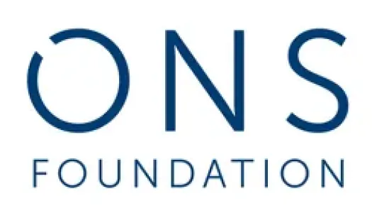 Logo for ONS Foundation, med hvit tekst og bølgeformet symbol på mørk blå bakgrunn.