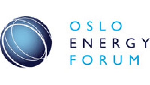 Rundt symbol med blå gradient og hvite sirkelformede bånd, ved siden av blå tekst i tre rader hvor det står OSLO ENERGY FORUM