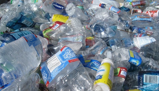 Nærbilde av tomme plastikkflasker