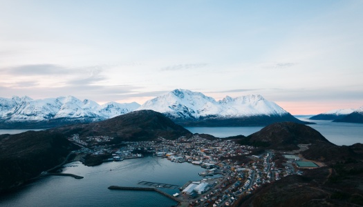 Flyfoto av et kystsamfunn i Nord-Norge. 
