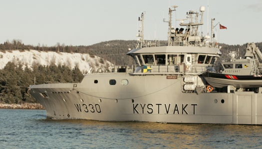 Norsk kystvaktfartøy (W330) på sjøen nær kysten.