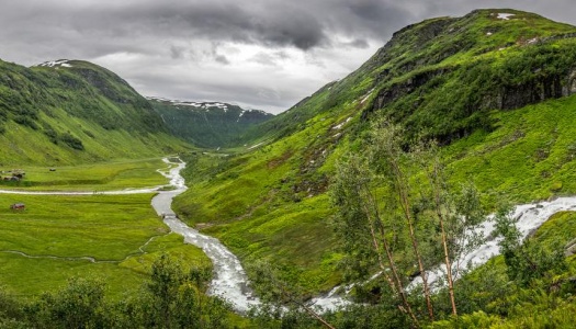 Grønn natur, fjell og foss