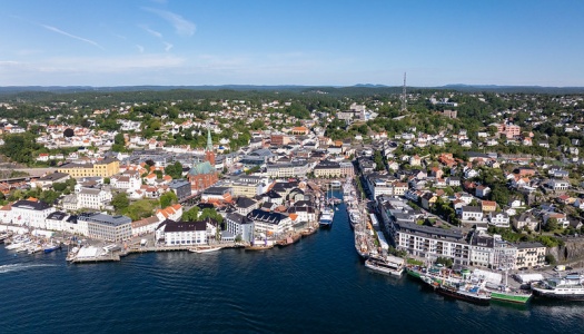 Et flyfoto av Arendal by.