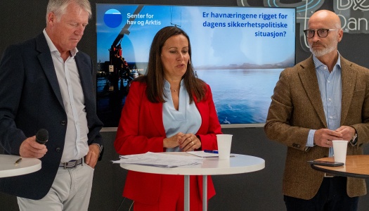 Tre personer i samtale under Senter for hav og Arktis’ arrangement om havnæringenes rolle i dagens sikkerhetspolitiske situasjon under Arendalsuka.