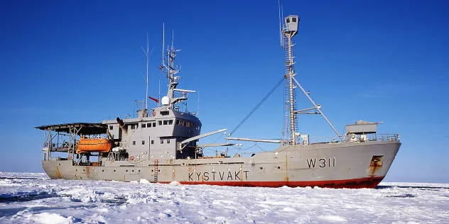 Kystvakt-skip i Arktis, omringet av is 