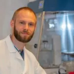 Portrett av mann i hvit forskerfrakk