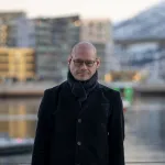 En mann i sort frakk 