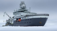 Kronprins Haakon, Norges isbryter og forskningsskip, manøvrerer i polare strøk.