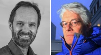 To portretter side om side: en mann med skjorte som smiler, og en mann med briller og blå jakke utendørs.
