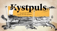 "Illustrasjon for podkasten Kystpuls fra Senter for hav og Arktis. Bildet viser fiskebåter på havet, vindmøller, penger, søppel og fisk – symboler på både utfordringer og muligheter i havnæringene. Midt i bildet står tittelen 'Kystpuls' i stor skrift.