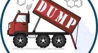 Illustrasjon av lastebil som tømmer snø med kjemiske symboler i bakgrunnen. Logo for prosjektet DUMP, som undersøker miljøgifter i brøytesnø.