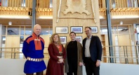 Representanter fra Senter for hav og Arktis og Sametingets administrasjon under dialogmøte i Karasjok. Foto tatt innendørs foran vegg med samisk kunst og gruppebilder.