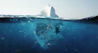 Isfjell i Arktis med synlig plast og fiskegarn under overflaten – illustrasjon av marin forsøpling i havet.