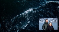 Mørke havbølger med hvitt skum, med et lite innfelt bilde nederst til høyre av en mann i grønn jakke og en kvinne i mørk kåpe som står foran sjø og snødekte fjell.