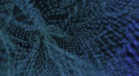 Nærbilde av et sammenfiltret fiskegarn under vann, opplyst av blå og grønne nyanser. Nettets tråder danner et komplekst mønster som illustrerer både struktur og kaos i det marine miljøet.