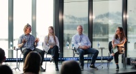 Fire personer sitter i panel under en konferanse, i samtale om grønn omstilling i fiskerinæringen.