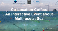 Illustrasjon av havområder med vindturbiner, oppdrettsanlegg og forskningsfartøy som viser sambruk til havs. Teksten «Co-Location Coffee: An Interactive Event about Multi-use at Sea» står over bildet, sammen med logoene til Senter for hav og Arktis, Sjávarklasinn og Nordic Innovation.