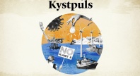 Illustrasjon for podkasten Kystpuls med elementer fra hav og samfunn: en fiskebåt, oljeplattform, vindmøller, fjell, demonstrant med plakaten 'No Planet B', en lyspære og koronacelle. Grafisk collage i blått og oransje.