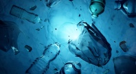 Plastflasker og avfall som flyter under vann i et blålig havmiljø, som illustrerer plastforurensning i havet.