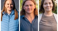 Tre personer står portrettert i hver sin ramme, fotografert utendørs i naturlig lys, med nøytrale ansiktsuttrykk og ulike bakgrunner av natur og vegetasjon.