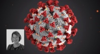 Illustrasjon av koronaviruset med røde pigger på en grå kuleformet overflate. Nederst til venstre er et innfelt svart-hvitt portrett av en kvinne.