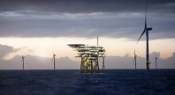 Vindmøller og oljeplattform til havs