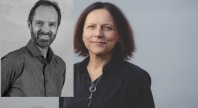 Portrett av en kvinne utendørs med grå bakgrunn. I venstre hjørne er et innfelt svart-hvitt portrett av en mann som smiler.