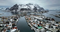 Vinter i et fiskevær, bosetning på begge sider av en vannet