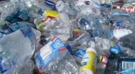 Nærbilde av tomme plastikkflasker