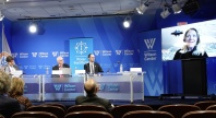 Paneldebatt ved Wilson Center arrangert av Polar Institute, med tre deltakere på scenen og en kvinne som deltar via videolink på skjerm.