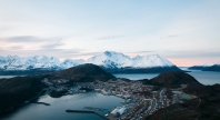 Flyfoto av et kystsamfunn i Nord-Norge. 