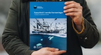 Person holder en rapport med tittelen «Samarbeid i norske havnæringer», med bilde av en fiskebåt over vann og spekkhoggere under vann.