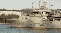 Norsk kystvaktfartøy (W330) på sjøen nær kysten.